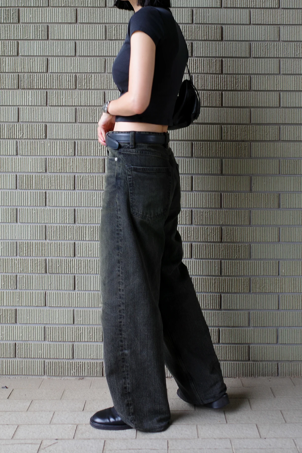 OUR LEGACYのデニムの物撮影、着用カット、サイド