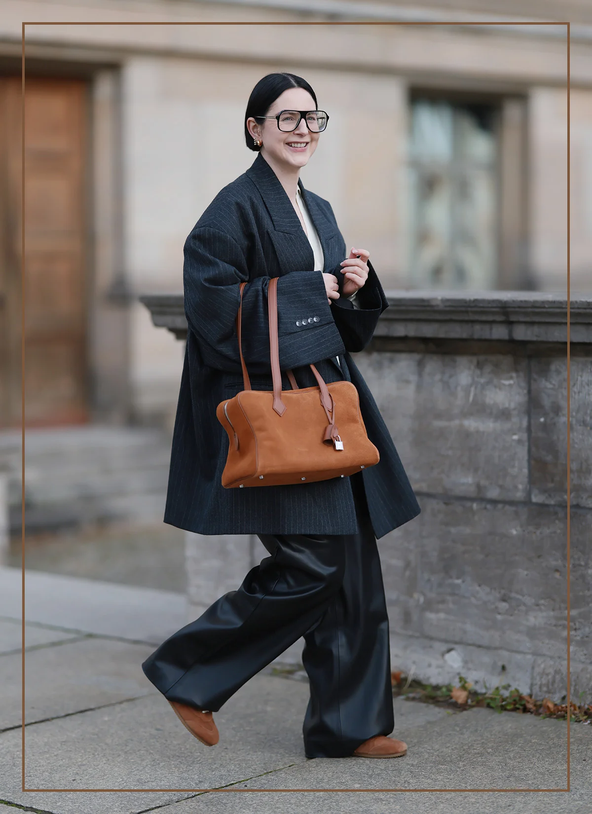 イエローのパンツを着用したスナップ