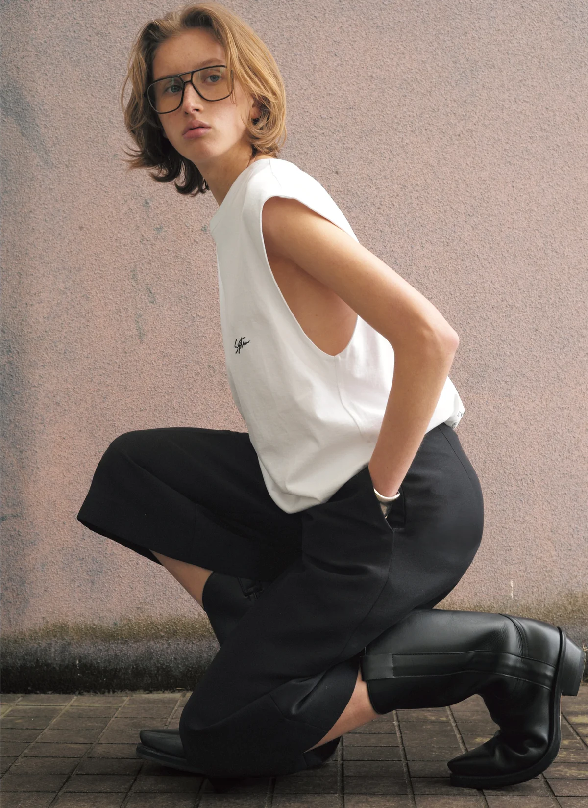 パンツ￥91,300／THE WALL SHOWROOM（ジア スタジオ）　Ｔシャツ￥25,300（システム）・靴￥132,000（ウォンハンドレッド）／エイチ ビューティー＆ユース