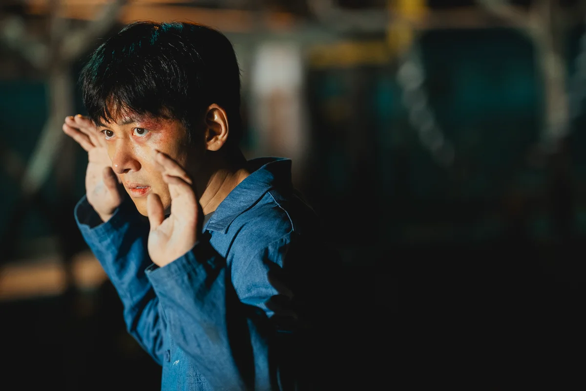 2025年注目の韓国ドラマ　チ・チャンウクとEXO ド・ギョンスの『捏造された都市』場面写真