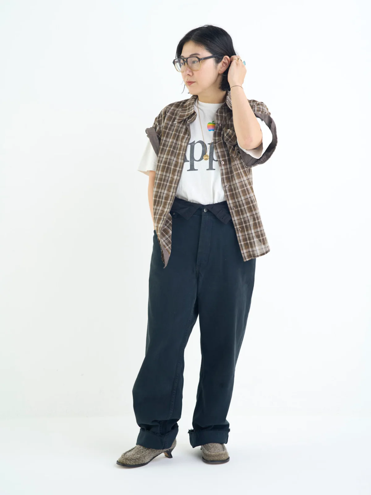ストライプオーバーサイズシャツ￥33,000・ラウンドTシャツ￥14,300・カーブシルエットパンツ￥38,500 　すべてアモーメント