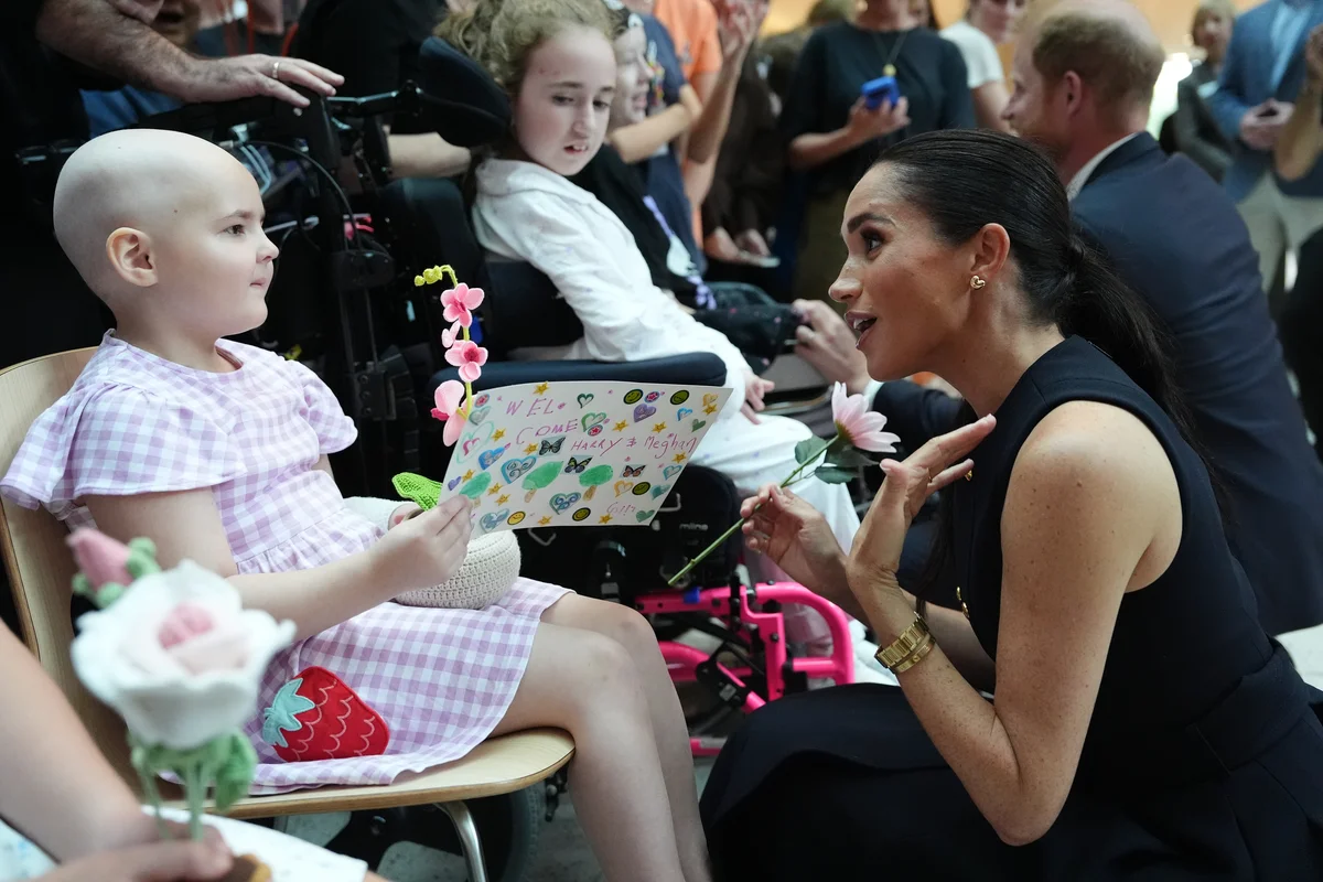 王立小児病院を訪問したメーガン妃とヘンリー王子