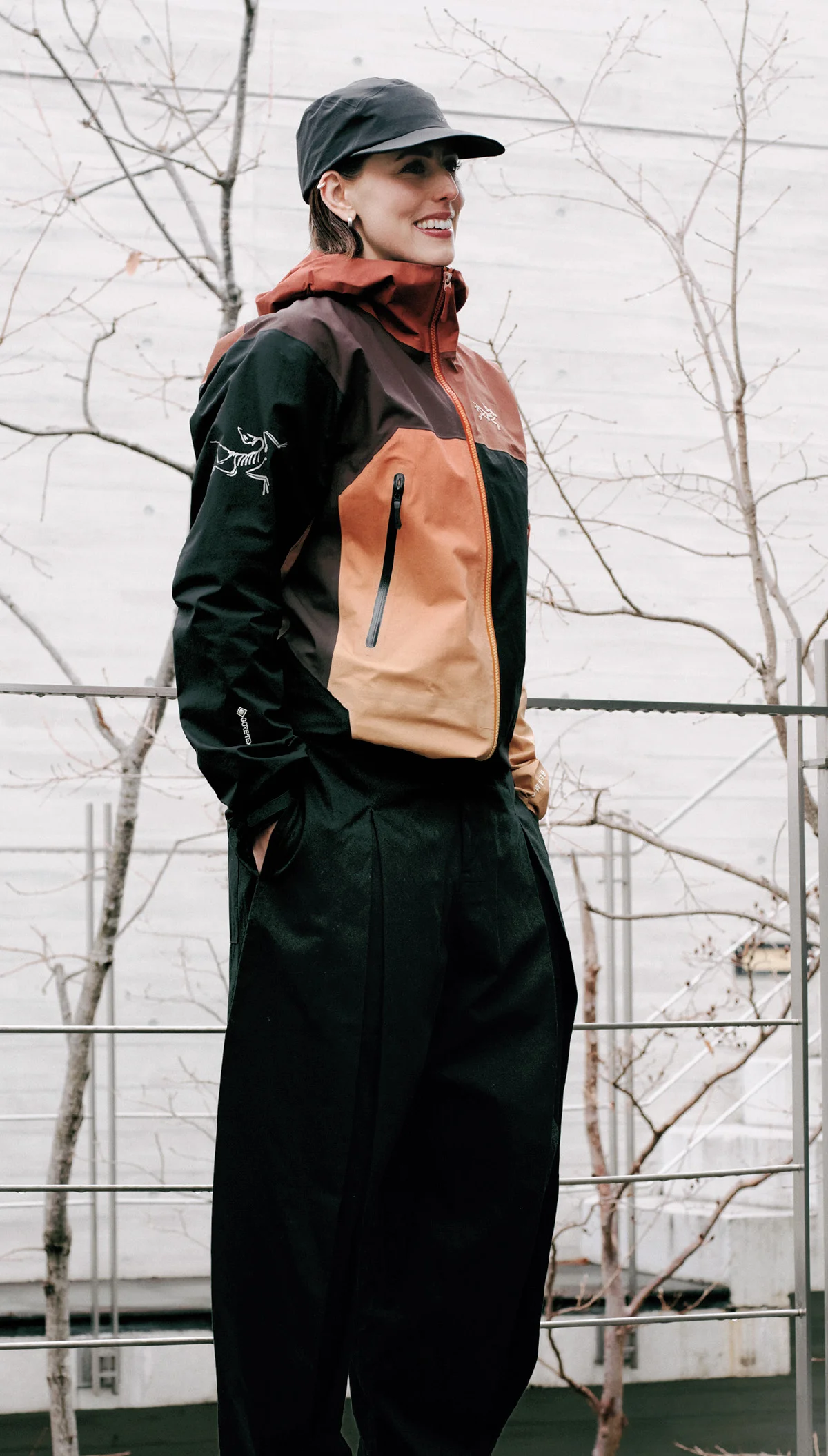 アークテリクスxビームスのジャケットを着用したジョージア・スミス