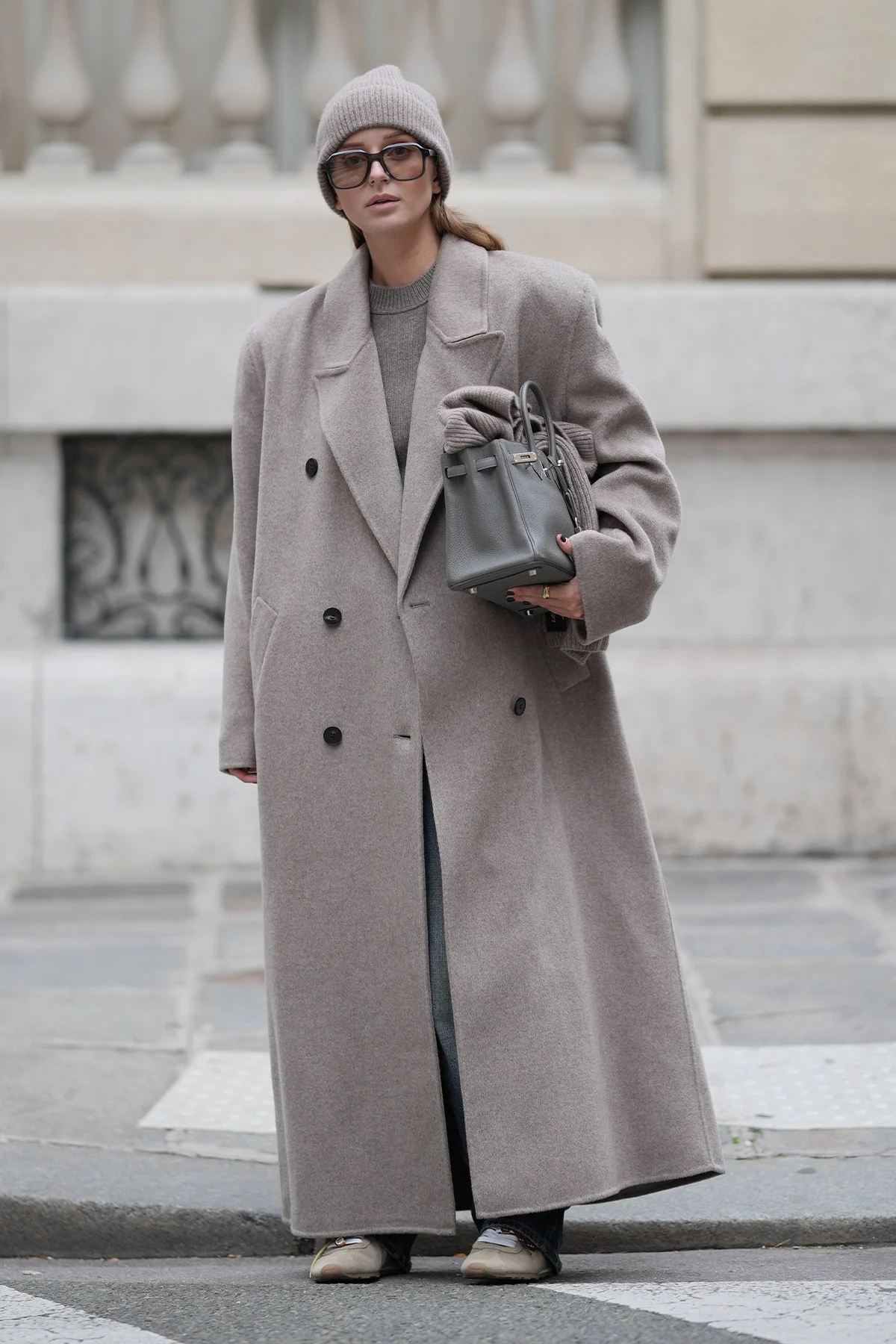 ベージュのワントーン ニット帽スナップ