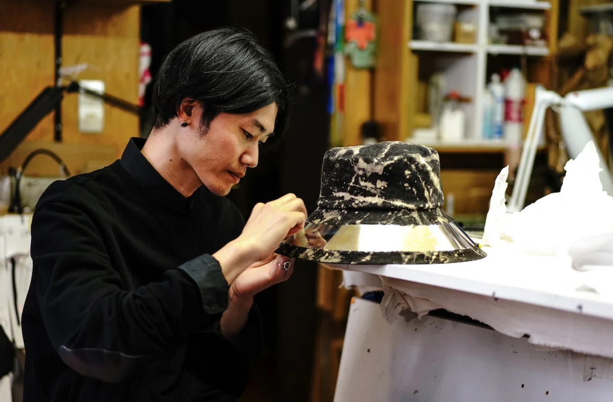 日爪ノブキさん アトリエでの制作風景