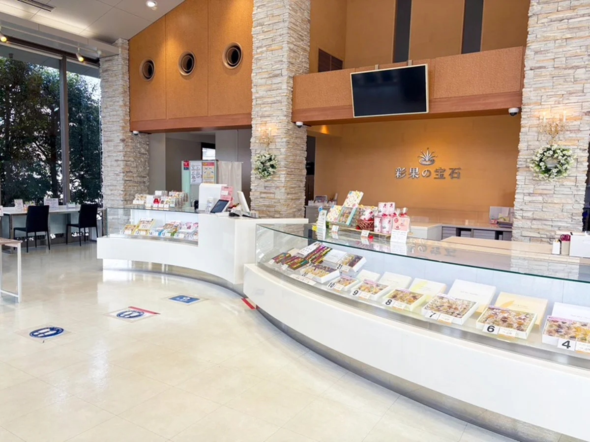 彩果の宝石、埼玉にある大間木本店の内観の様子