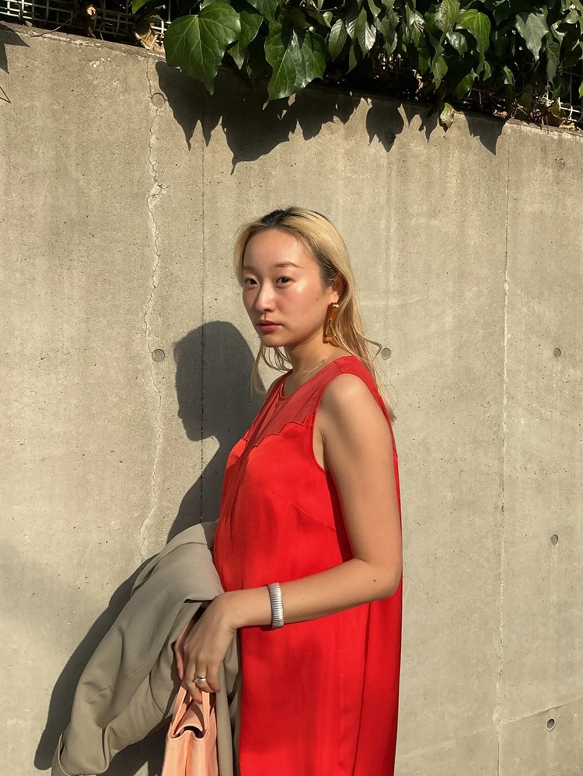 小松美柚子さんのドレスアップスタイルは、耳元にマルニのピアス