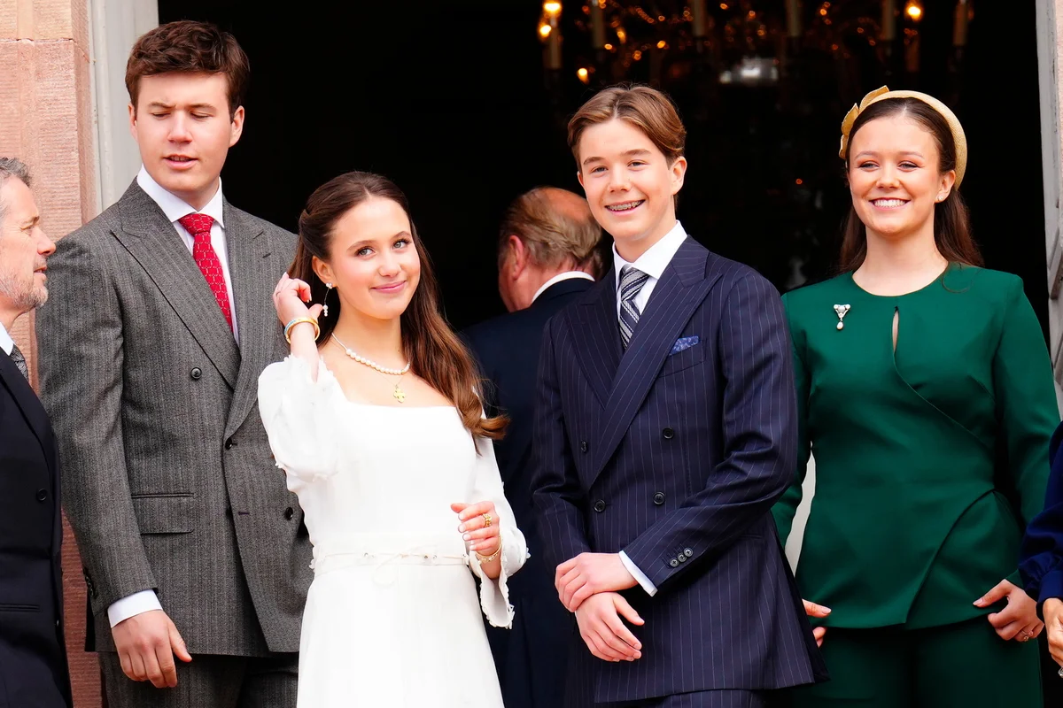 フレデンスボー宮殿教会前に並ぶジョセフィーヌ王女、ヴィンセント王子、クリスチャン皇太子、イザベラ王女