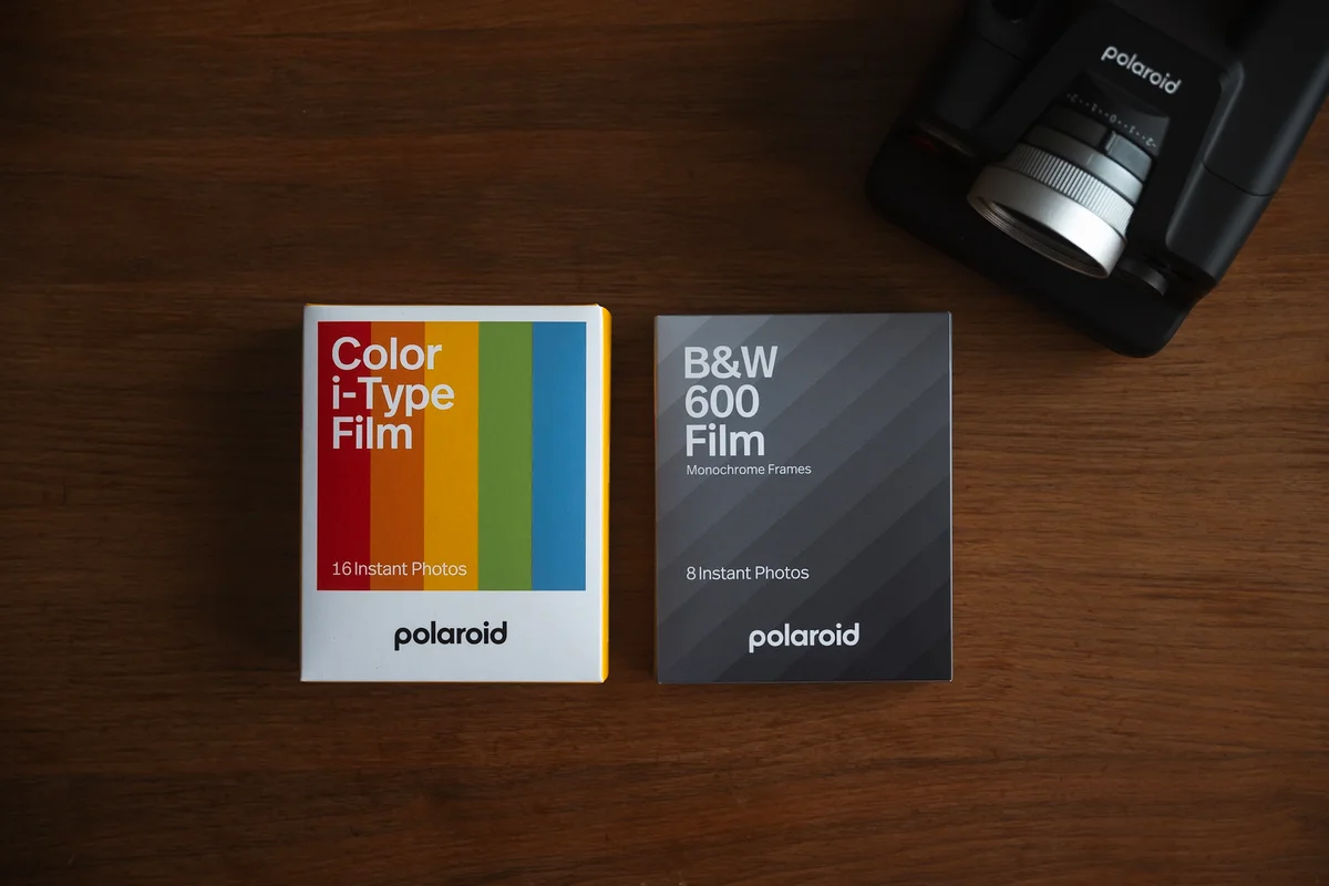 ポラロイドのカラーフィルム「Color i-Type Film」と、新しく発売された「B&W 600 Film - Monochrome Frames」