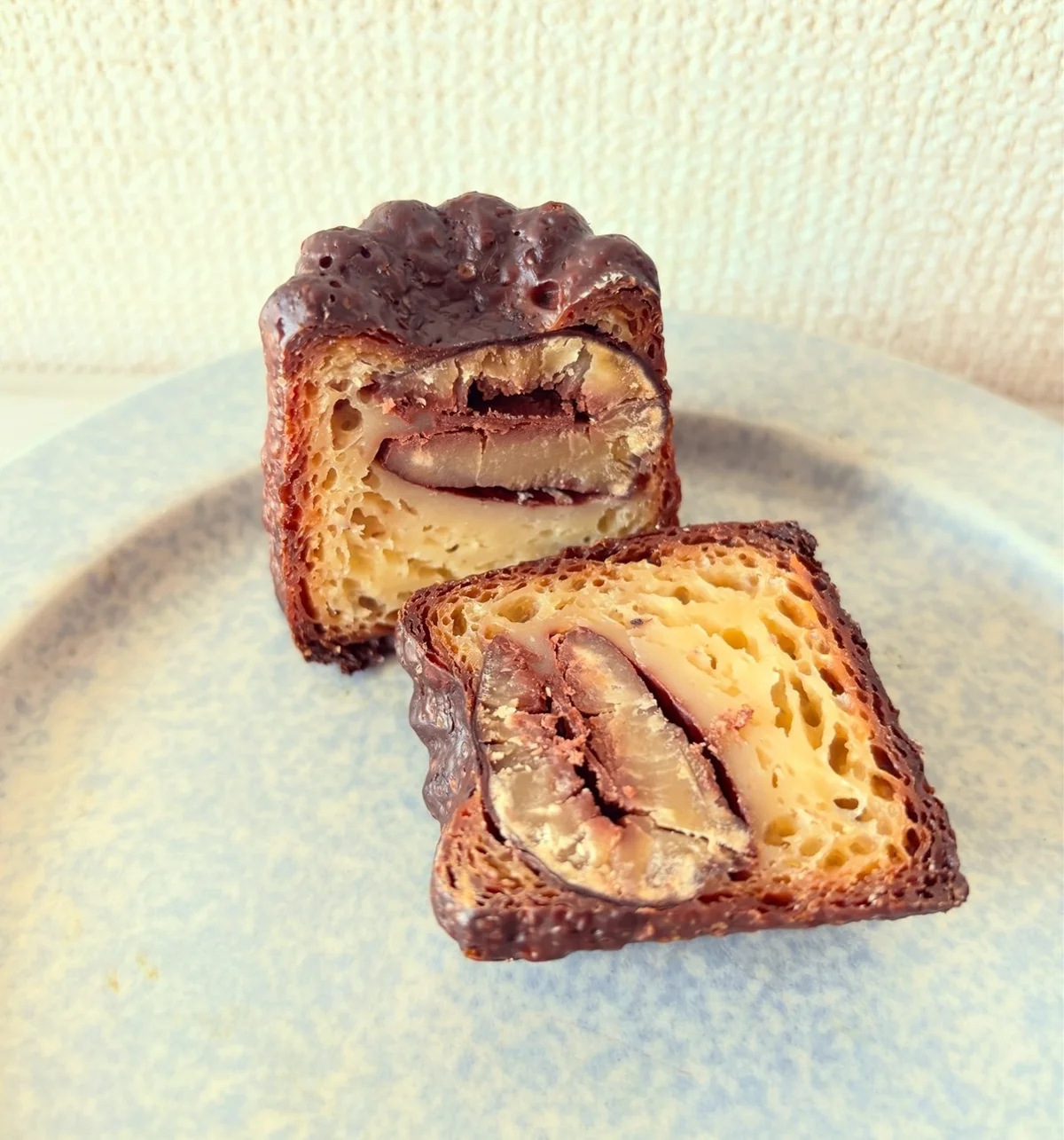 和栗のカヌレを割ると、中には大きな栗がごろり！