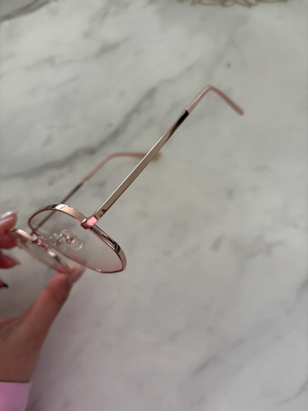 JINS（ジンズ）のチークカラーレンズの眼鏡を横から見た画像