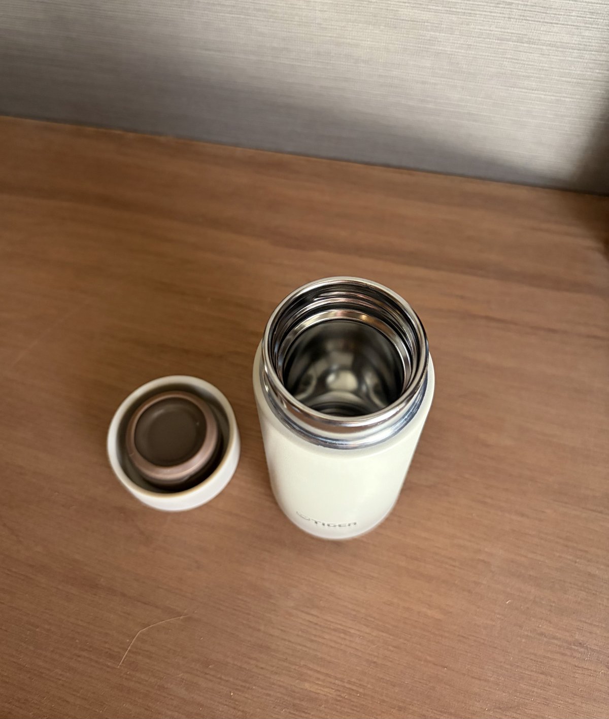 タイガーの真空断熱ボトル0.2Lのフタと中身