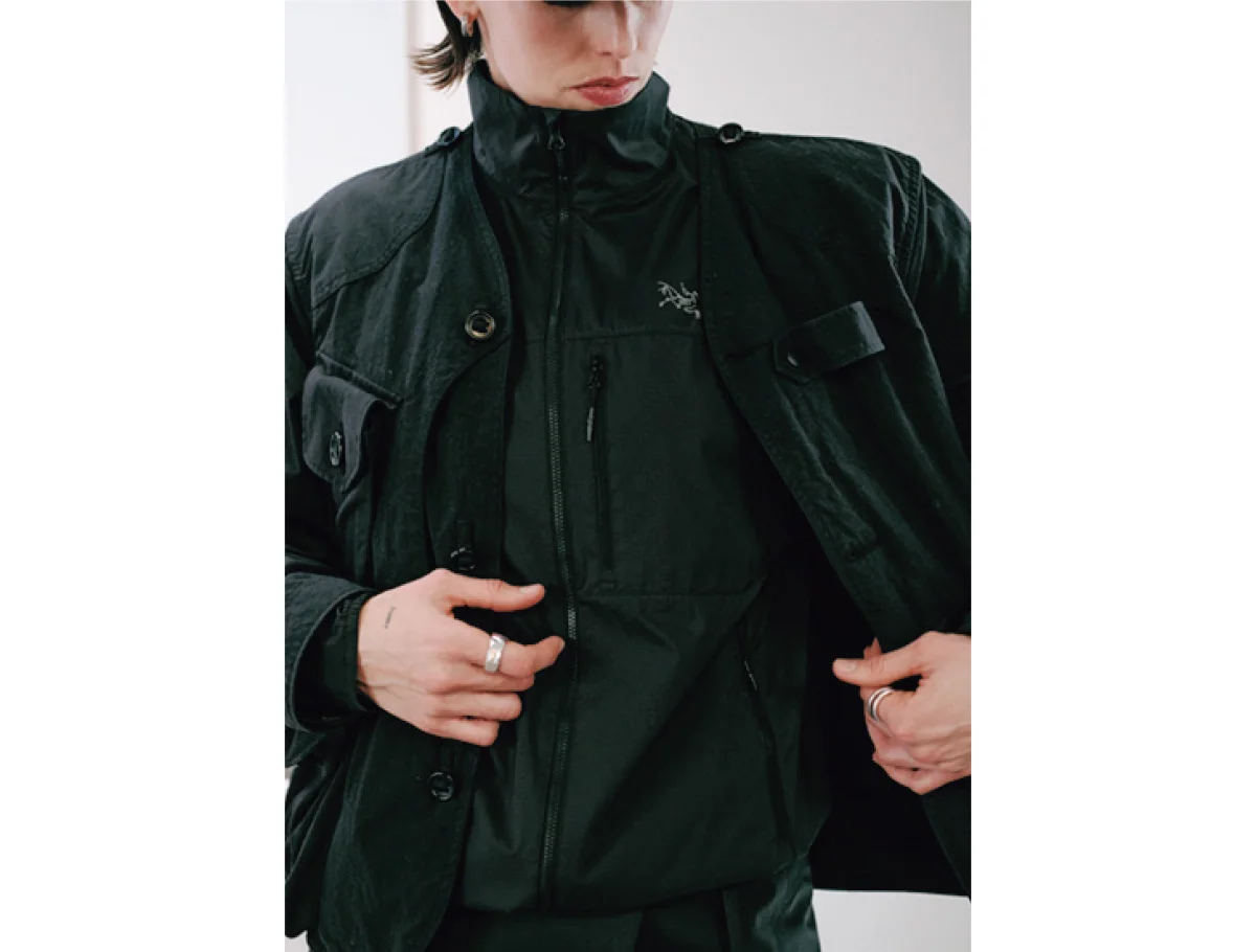 サウスツーウエストエイトのナイロンジャケットを着用したジョージア・スミス