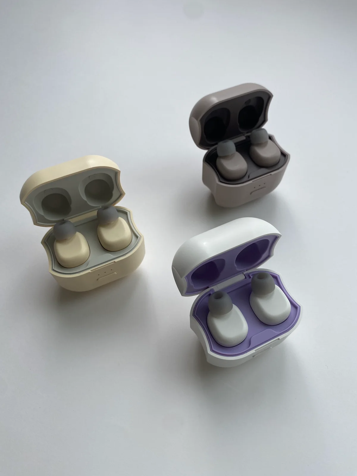 イヤラボminiの イエロー 、ラベンダー、モカムースを並べた様子