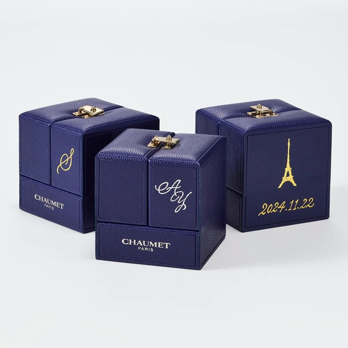 ショーメでは、オリジナルジュエリーボックスへカリグラフィーを施すパーソナライズサービスも。