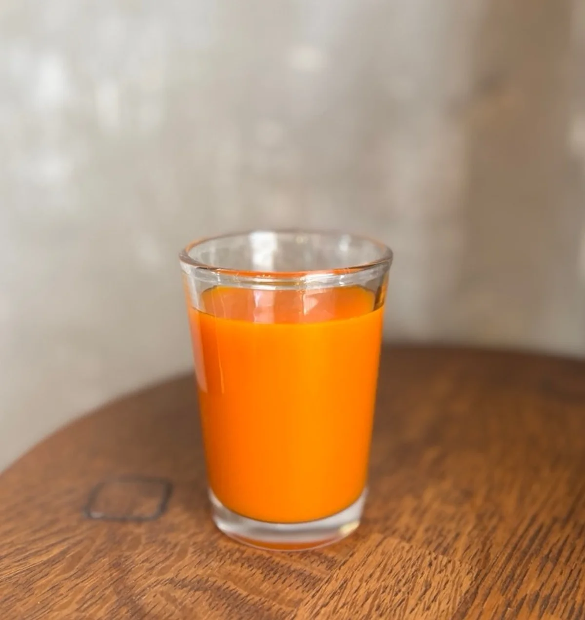 ガラスコップに入れたKAGOMEにんじんジュースプレミアム2026