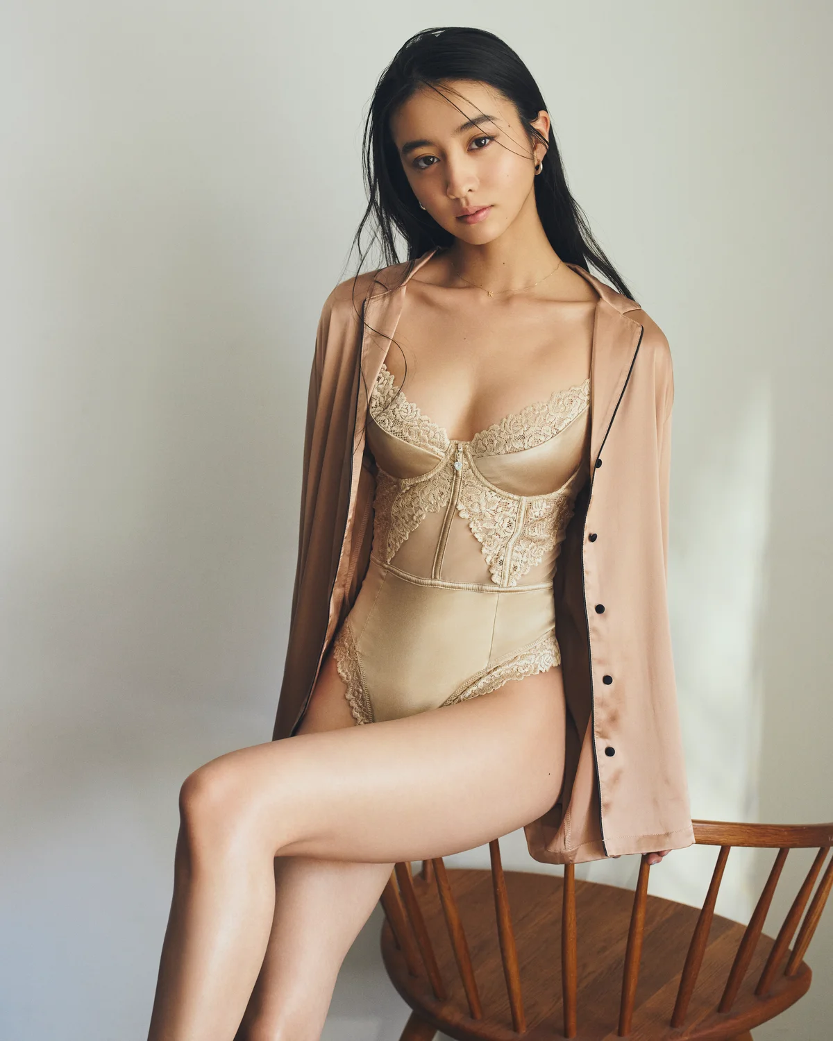 インティミッシミのボディスーツ「Silky Flowers Carioca」をまとった、ブランドのローカルアンバサダーを務めるKoki,