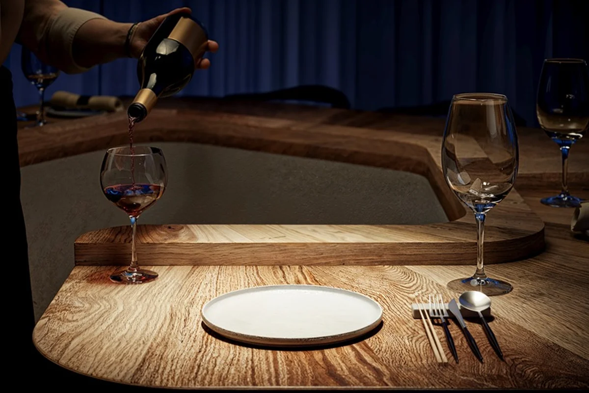 横浜【クレイジー グランメゾン】。ゲストテーブルはそれぞれ独立したカウンターテーブルに