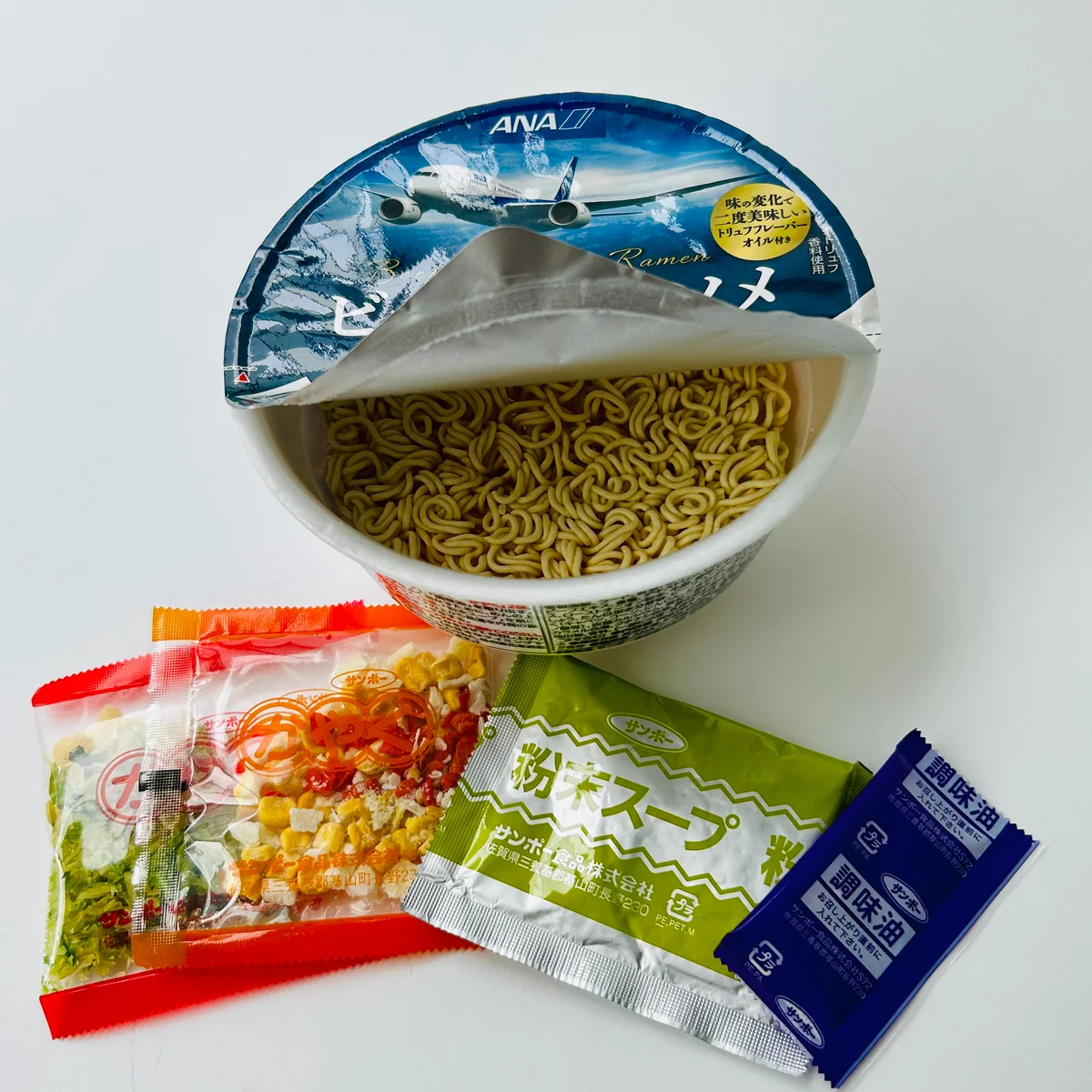 ANAビーフコンソメラーメンの中身の写真