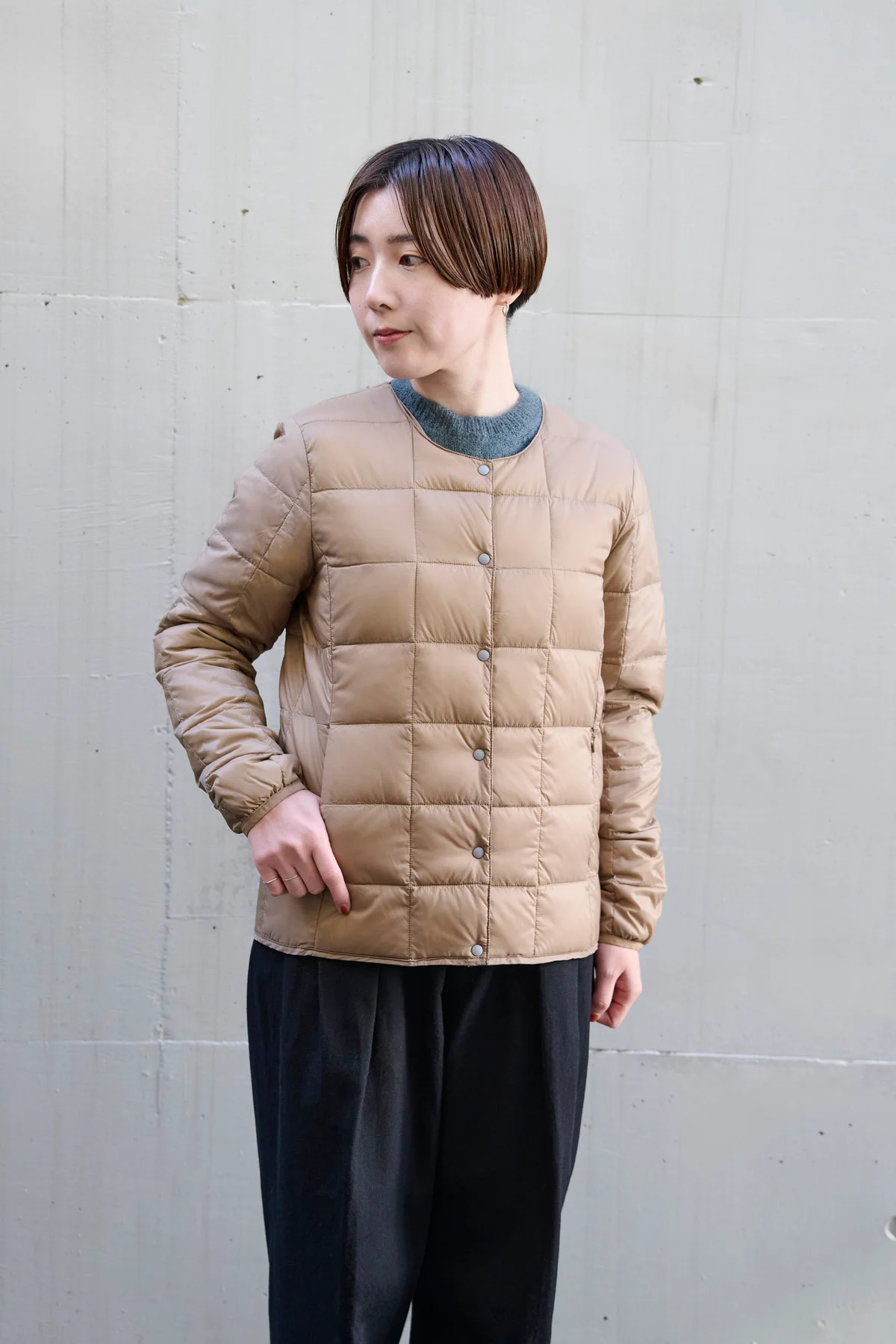 タイオンのクルーネックボタン インナーダウンジャケット