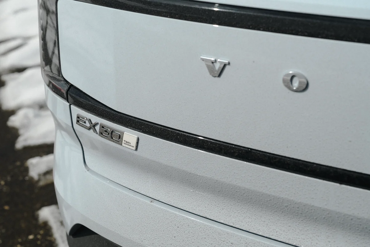 Volvoの電気自動車「EX30」のロゴ