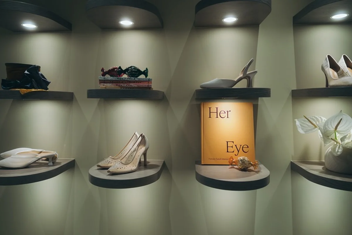 トリート 沖縄店の店内。ウェディングシューズにアクセサリーなど、小物のセレクトにもセンスが光る