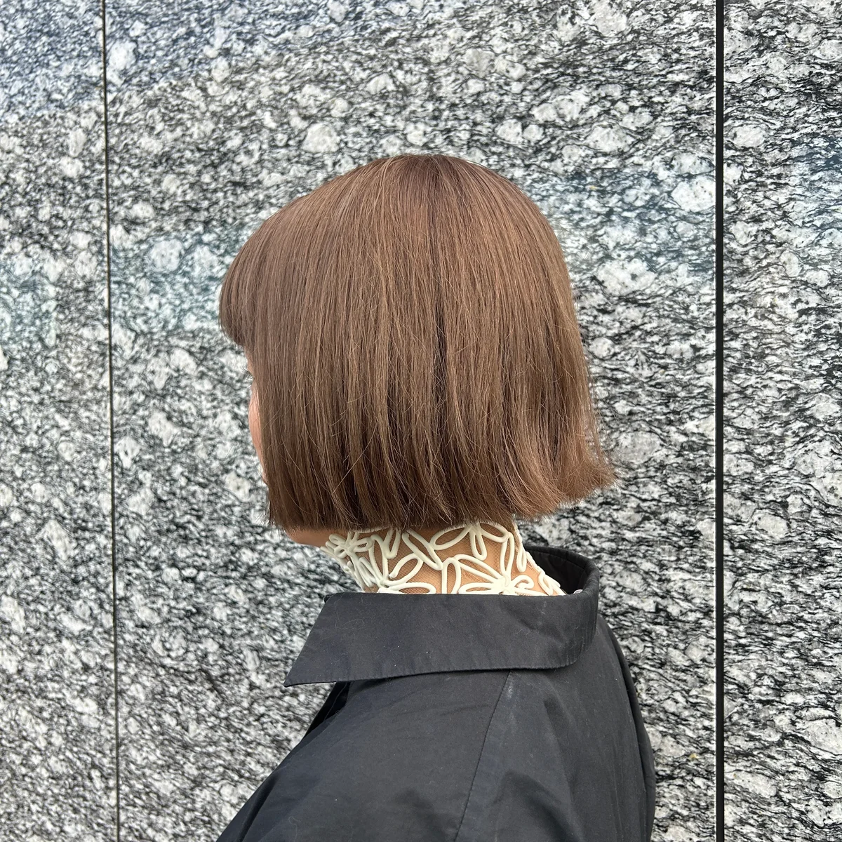 KASIA KUCHARSKAのネックピースを着用したところ　サイド