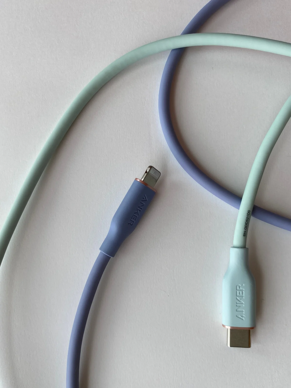 Anker PowerLine III Flowシリーズのケーブルが無造作に広がっている様子