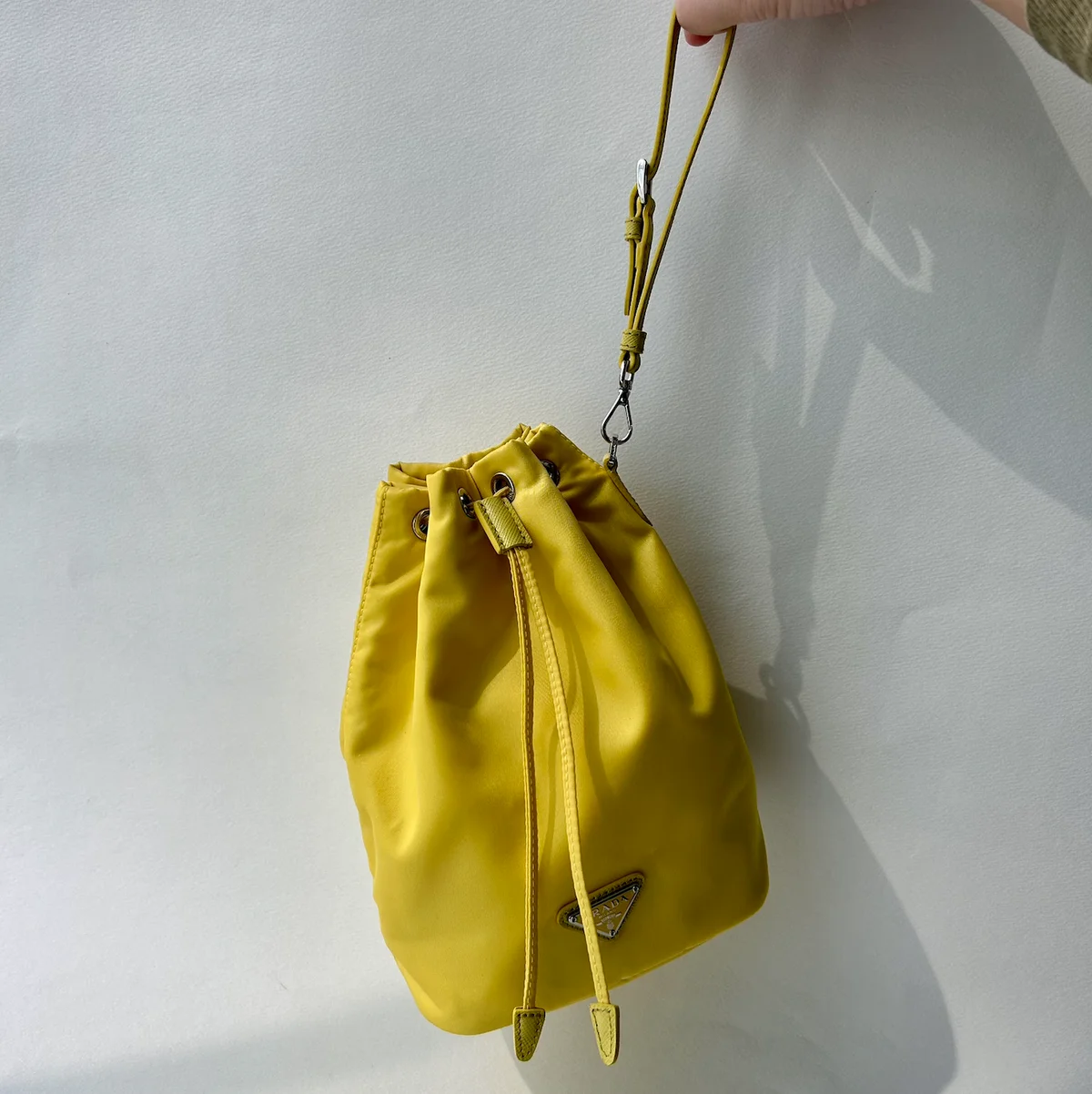 プラダの黄色いバッグ