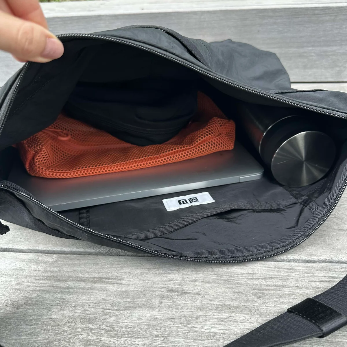 ユニクロ ユー「パッカブルショルダーバッグ」の中身