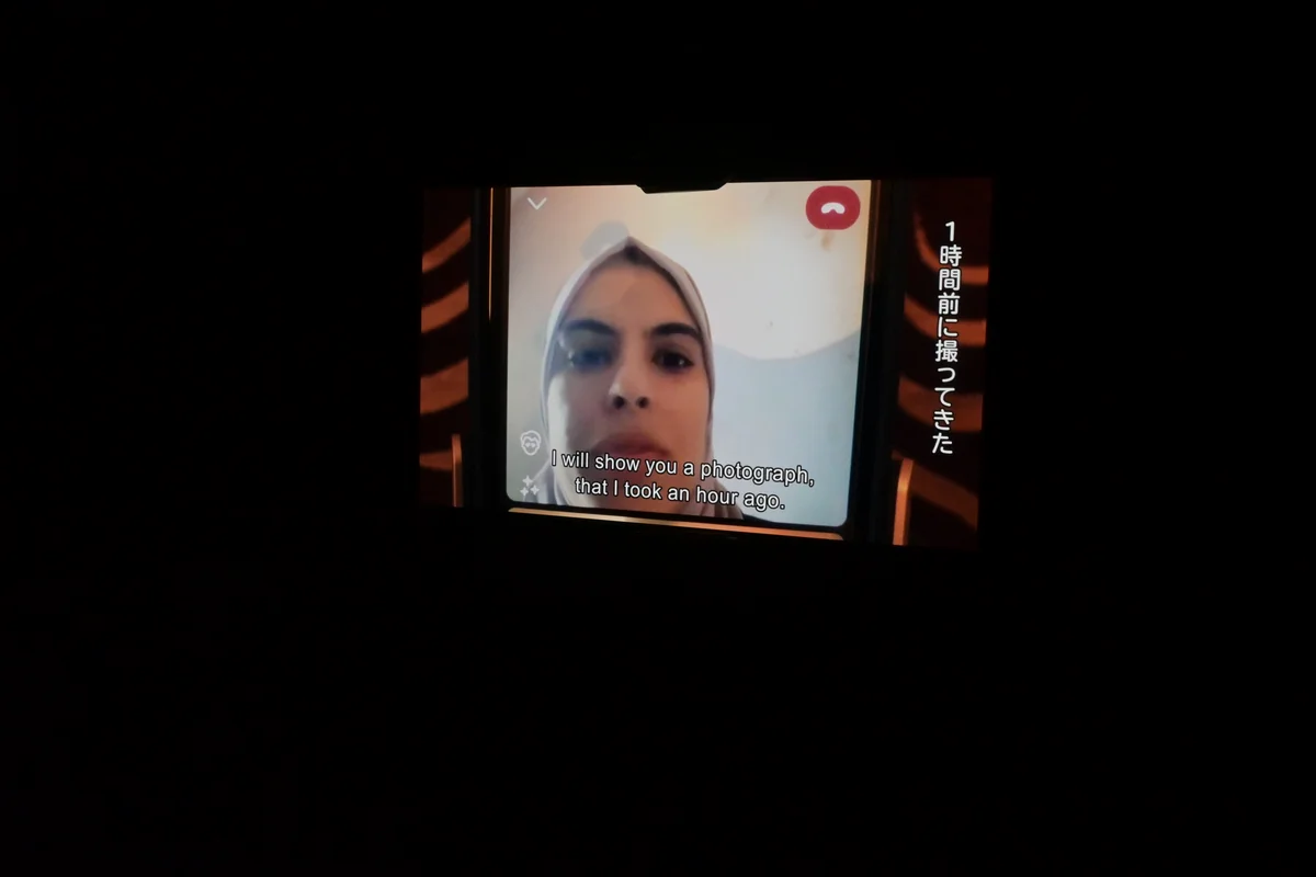 ２階に置かれていたiPhoneの画面に映る、ファトマ・ハッスーナさん