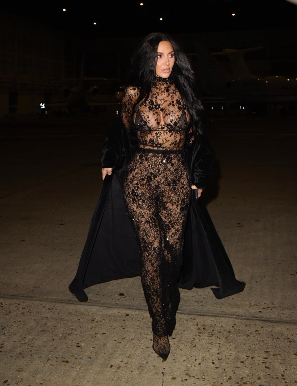 大胆なコスチュームのキム・カーダシアン