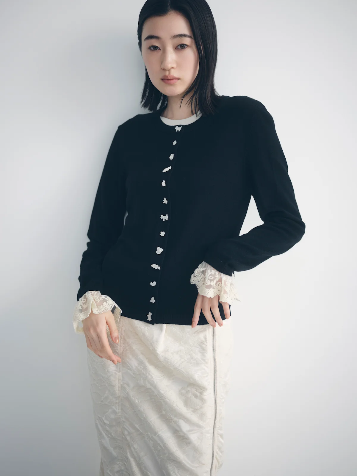 シー ニューヨークのカーディガンを羽織ったところ