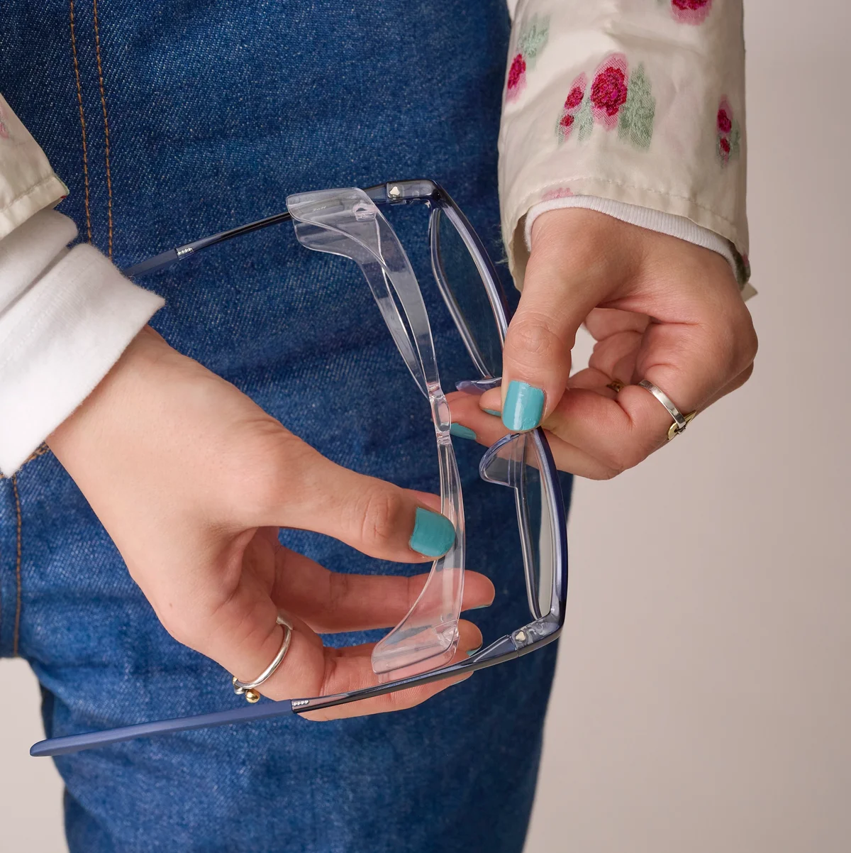 ゾフ プロテクト ツーウェイ ピーシー のフードをフレームから外している様子