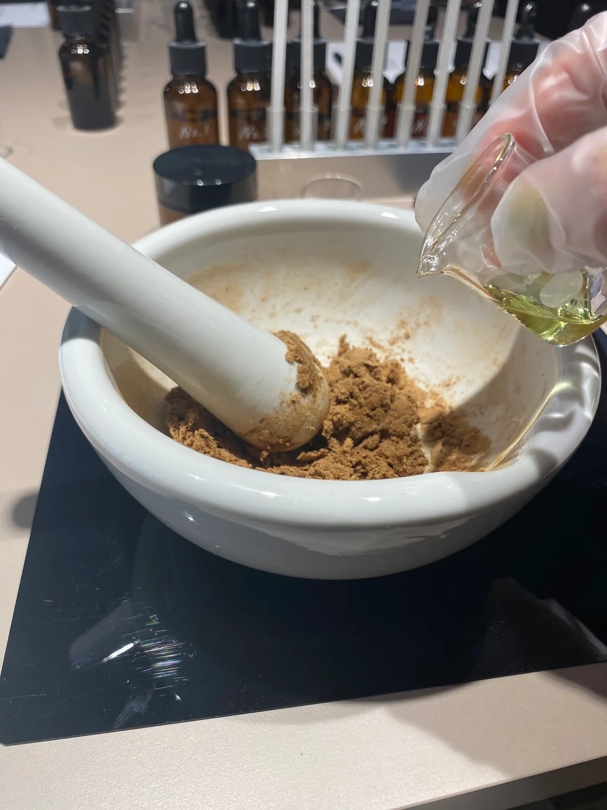 お匙 京都でのお香づくりの様子