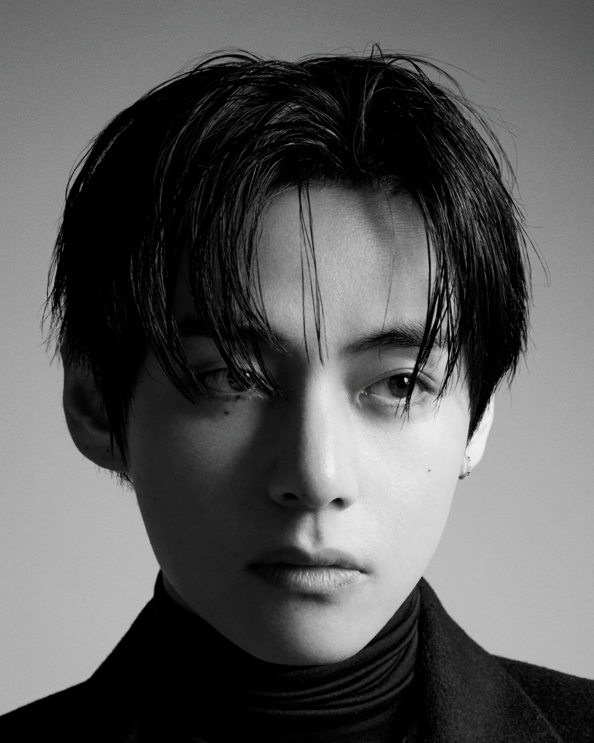 CELINE 26-27年秋冬コレクションのプレシューティングに参加したBTSのV