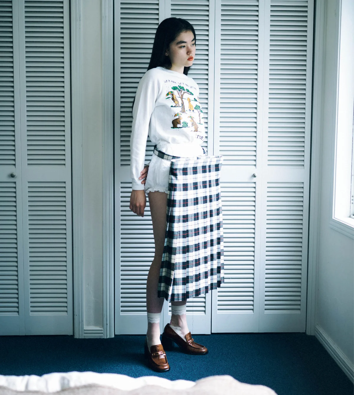 ヴィンテージのスウェットとガーリーなチェックのスカート