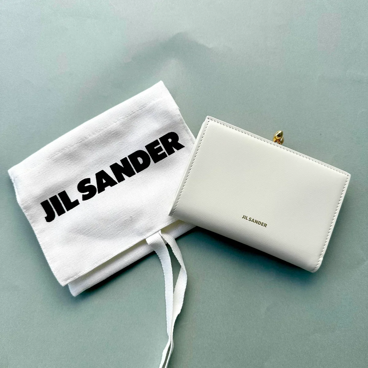 「がま口」の金具がクコの実(ゴジベリー)を思わせることから名づけられたジルサンダーの「GOJI」シリーズの財布、ウォレット