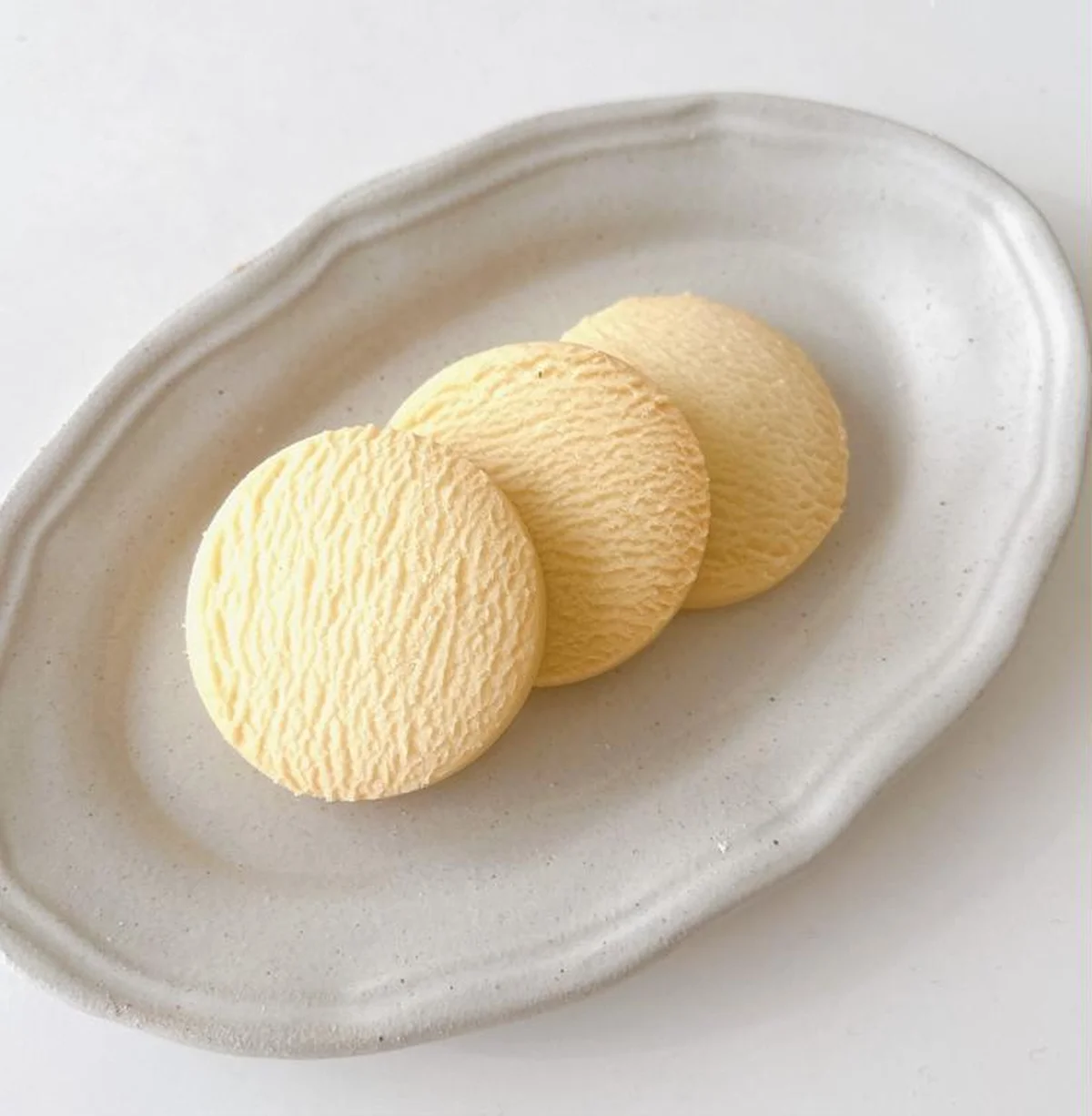 石川：能登ミルククッキーの中身。まるでたまごボーロのような素朴な味わい。