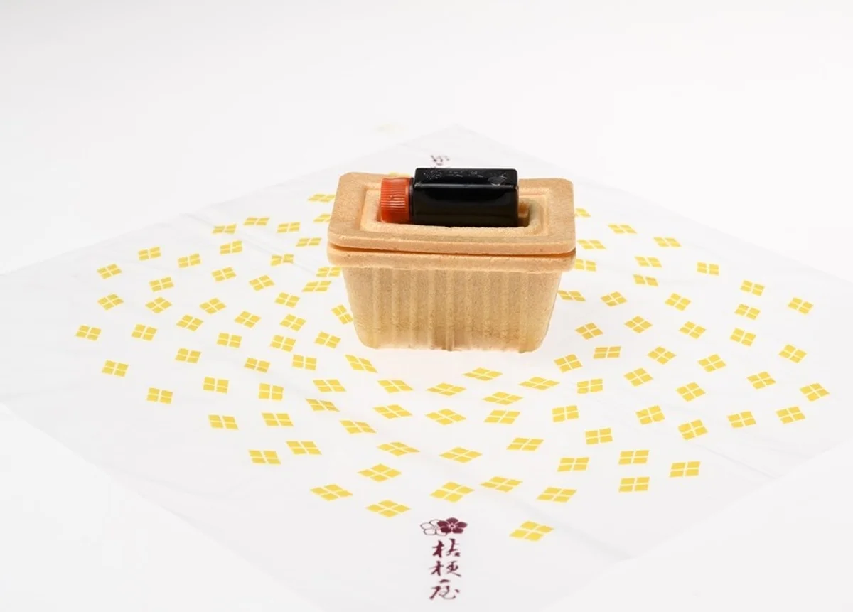 カップも蓋もモナカで、全部食べられるエシカルな桔梗信玄餅