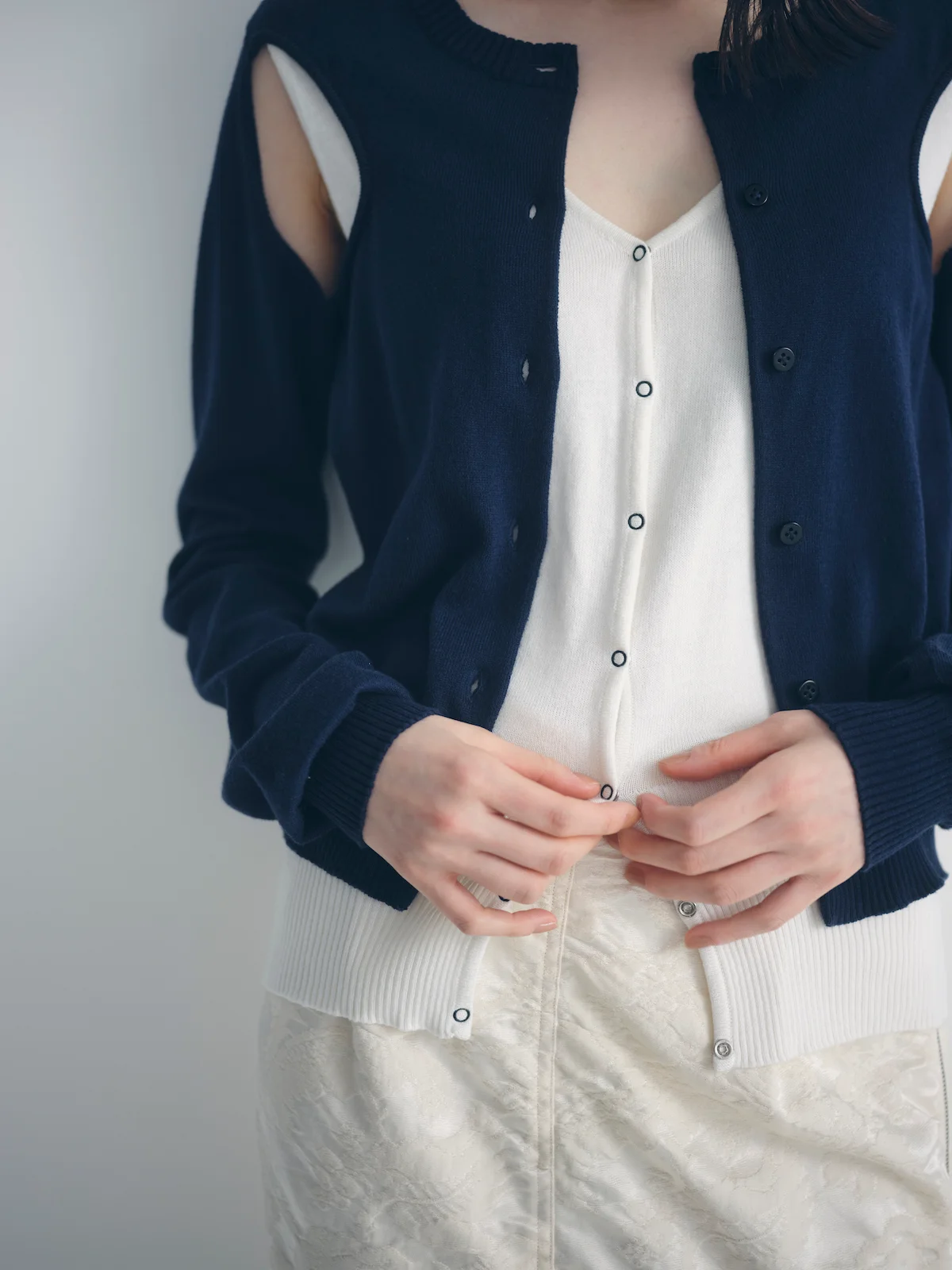 アカネウツノミヤのカーディガンを着用したディテール