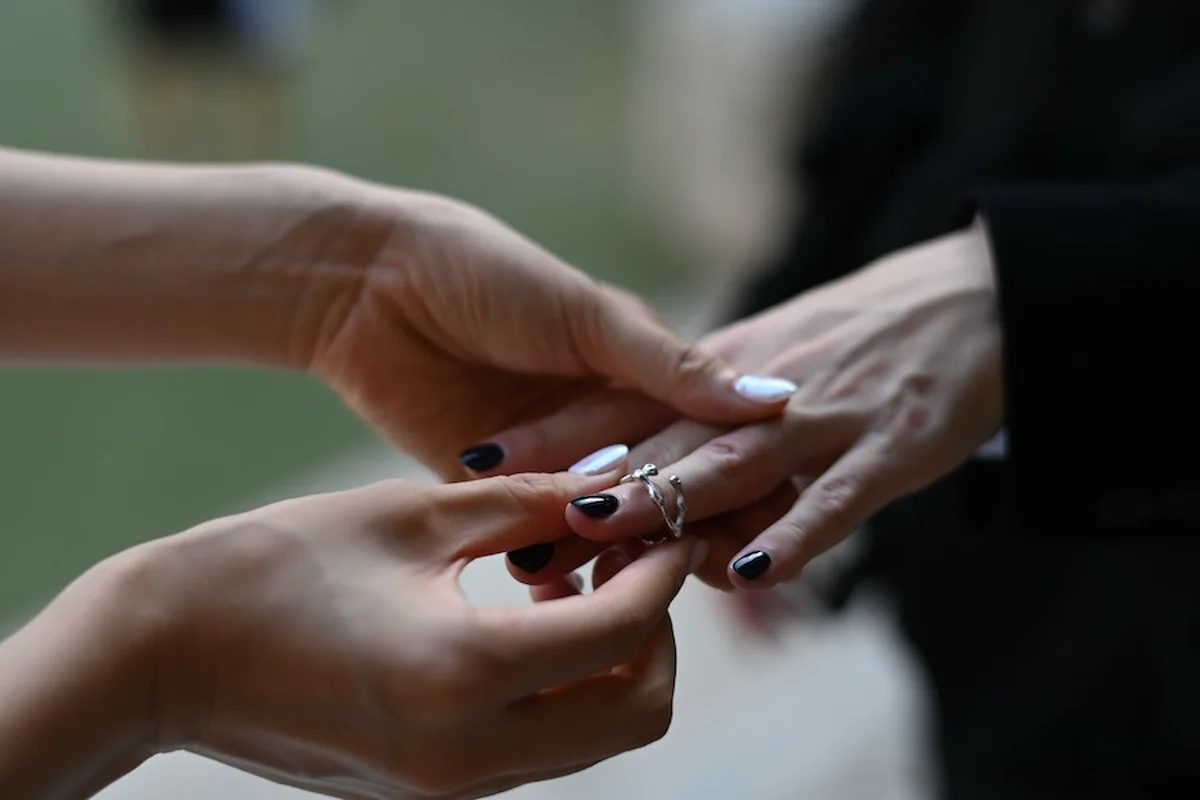 マリッジリングは、ギョンホンさんの知人に依頼したというオーダーメイドの一点もの。木の枝をモチーフとしたホワイトゴールドのリング