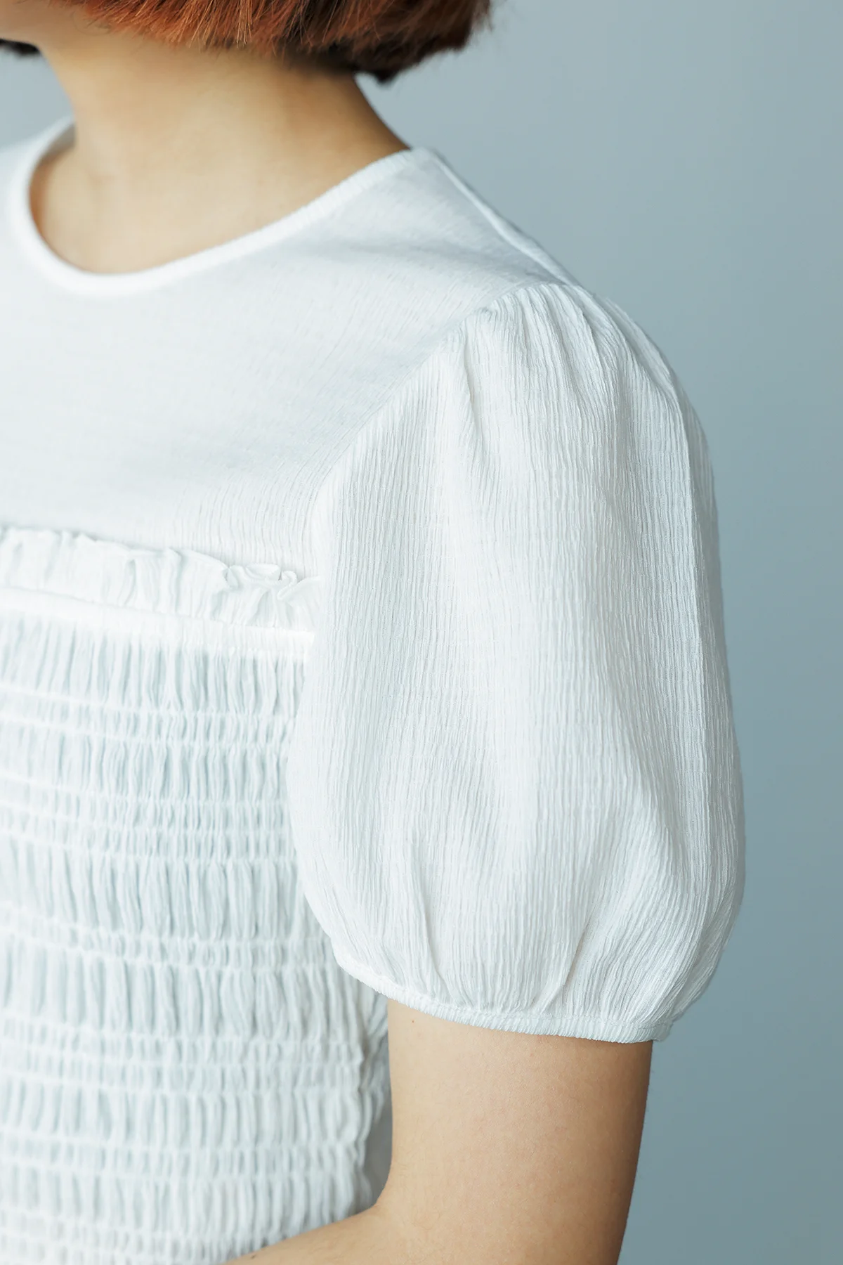 ユニクロ アンド セシリー バンセンのシャーリング ボリューム スリーブTの着用ディテール