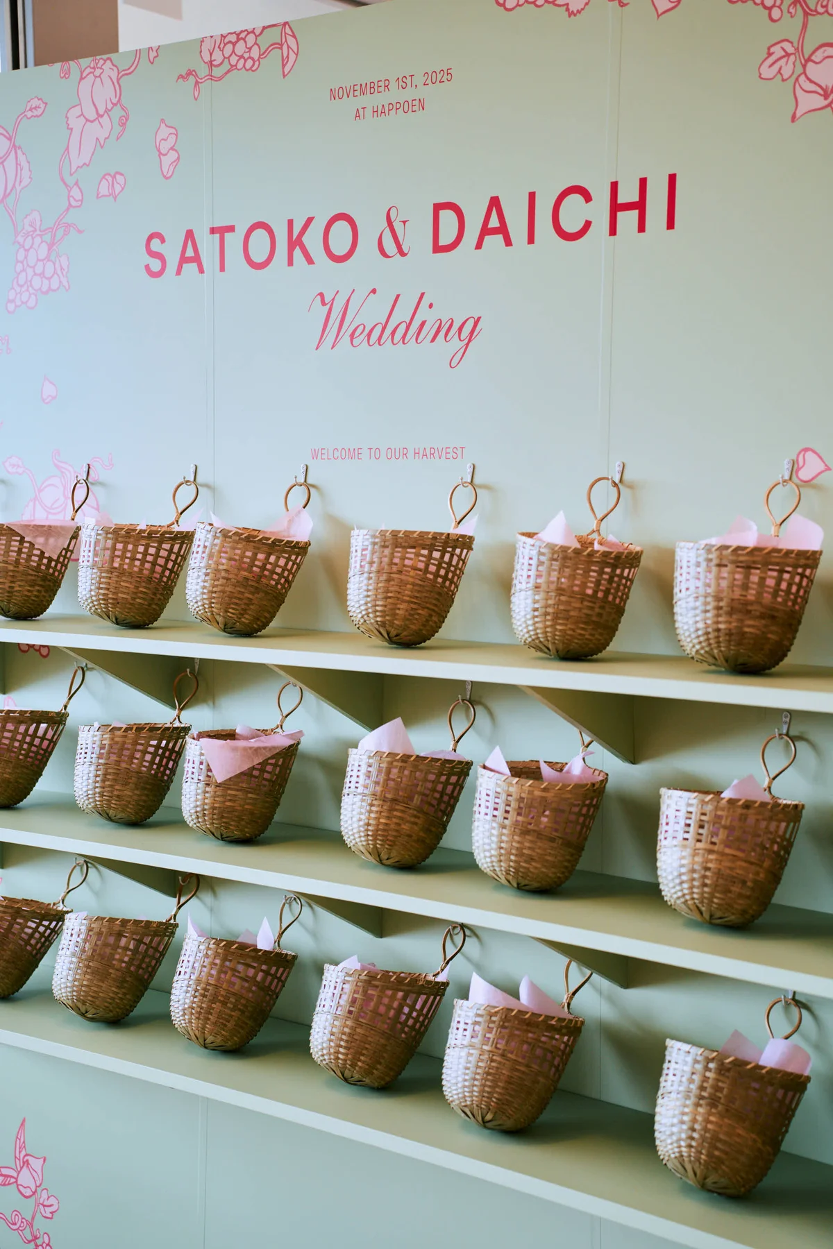収穫の際に使ったバスケットは、ウェルカムボードとして入り口にセッティング。ゲストを「収穫祭」の世界観で迎え入れた。