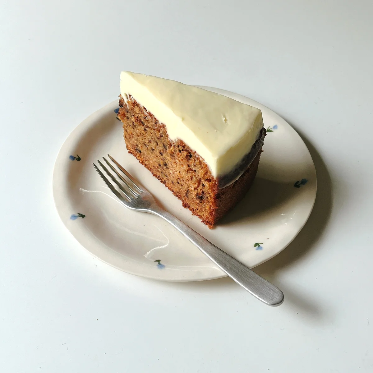 マーガレット・ハウエル カフェのキャロットケーキ。人参の風味もスパイスの香りもいい意味でまろやか