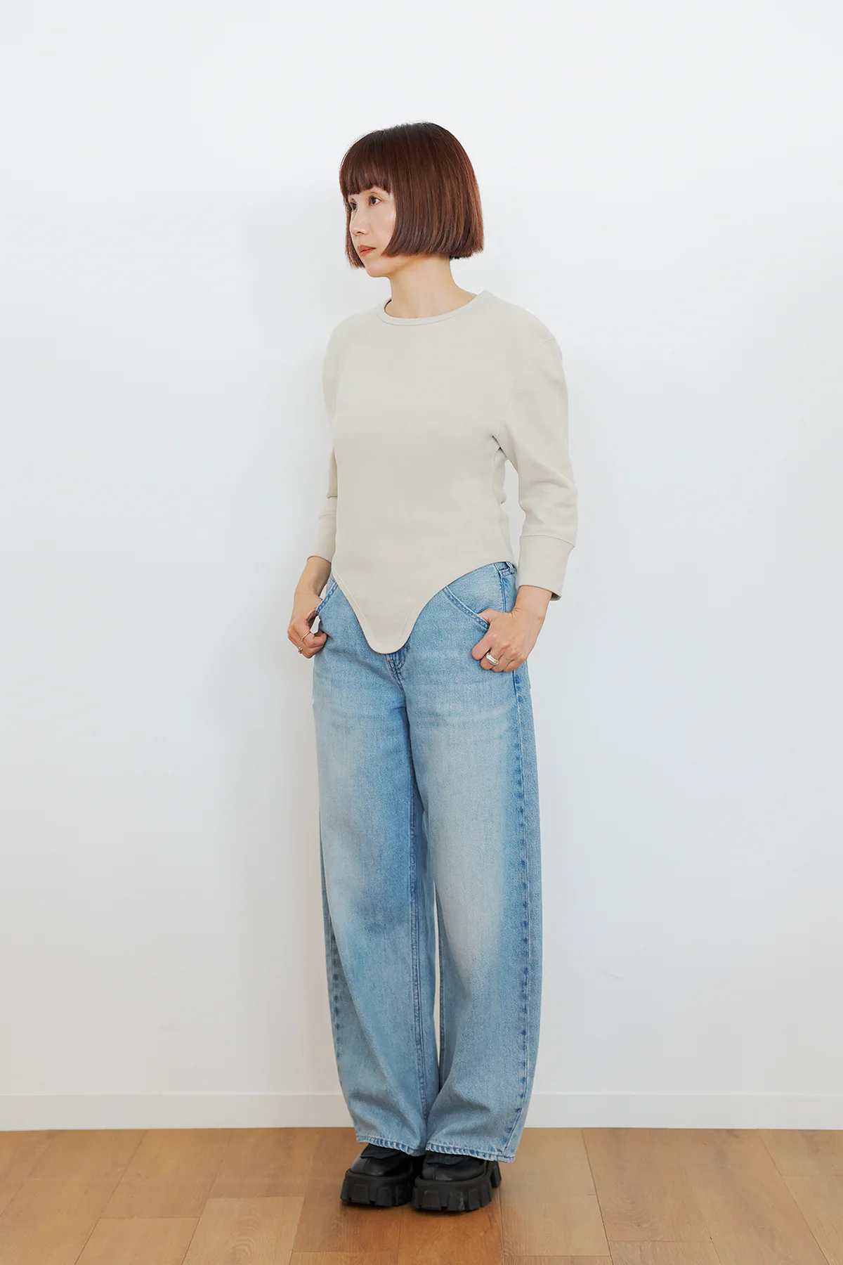 SPURエディターがユニクロのバギーカーブジーンズ64 BLUEを着用したセルフコーディネート