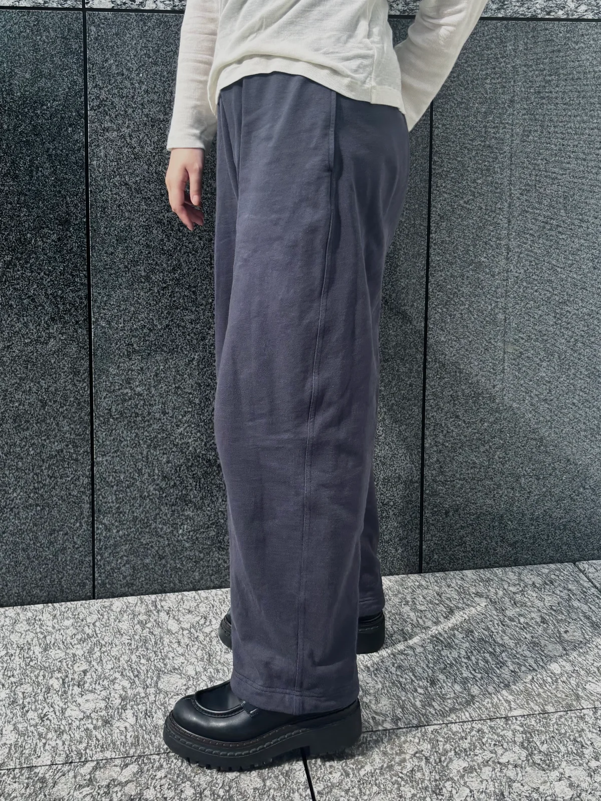ユニクロ ユーのスウェットカーブパンツを横から見た着用画像