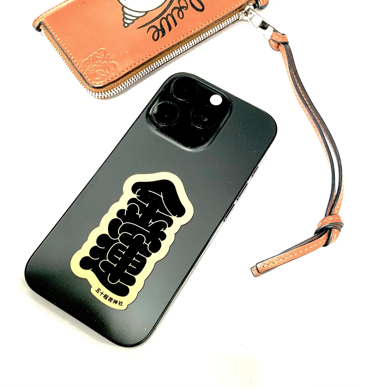 言霊ステッカーは目のつくところに貼る。金運スマホ