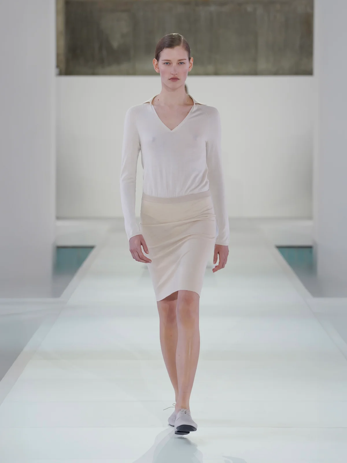 COS2026年コレクションのマルベリーシルクにカシミヤを混紡して作られたニットは驚くほど軽い