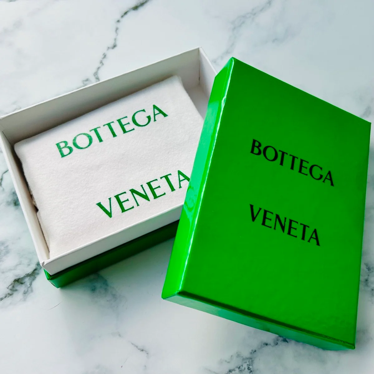 ボッテガ・ヴェネタのグリーンボックスの写真
